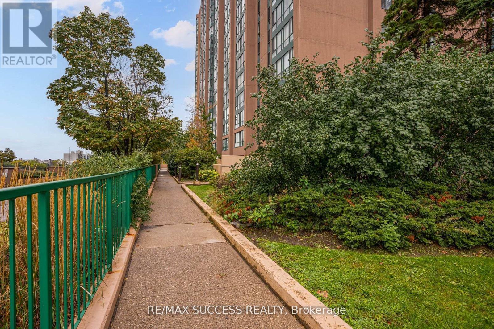 713 - 145 Hillcrest Avenue, Mississauga, ON - Outdoor