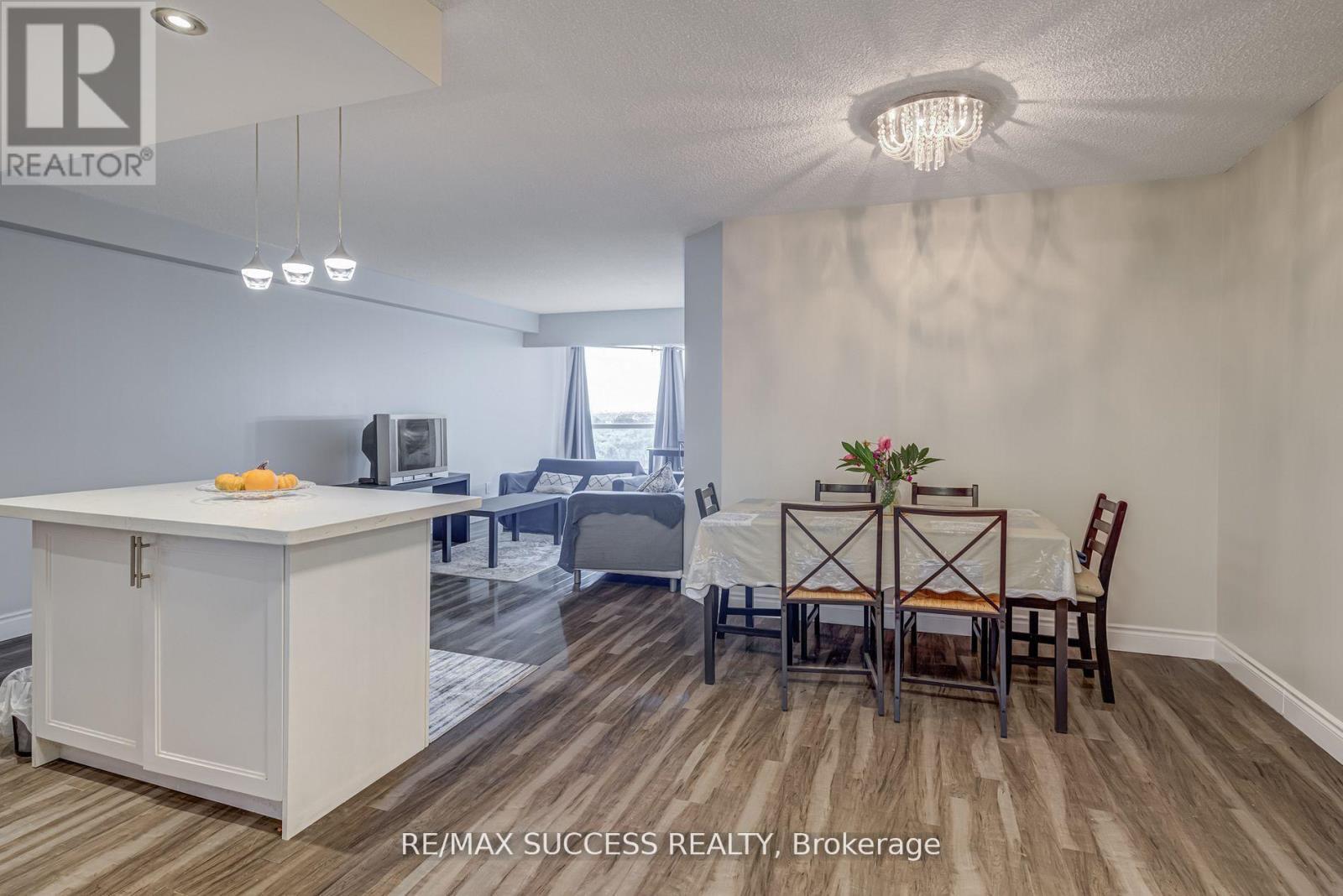 713 - 145 Hillcrest Avenue, Mississauga, ON - Indoor Photo Showing Dining Room