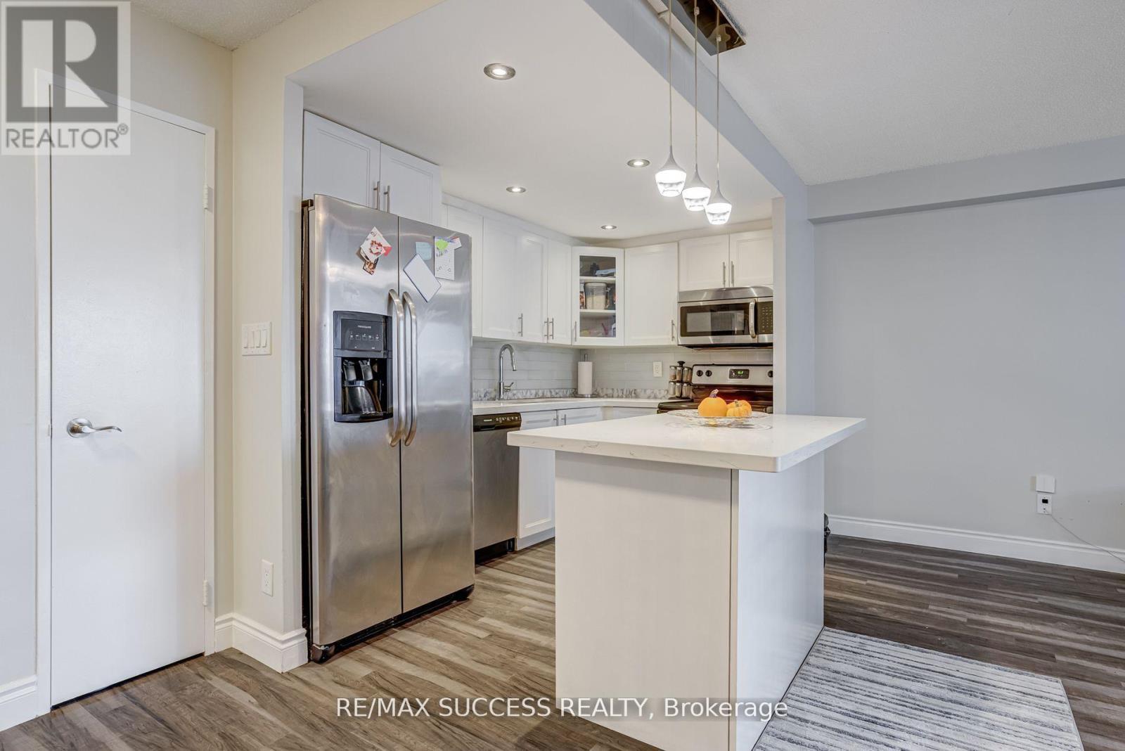 713 - 145 Hillcrest Avenue, Mississauga, ON - Indoor Photo Showing Kitchen