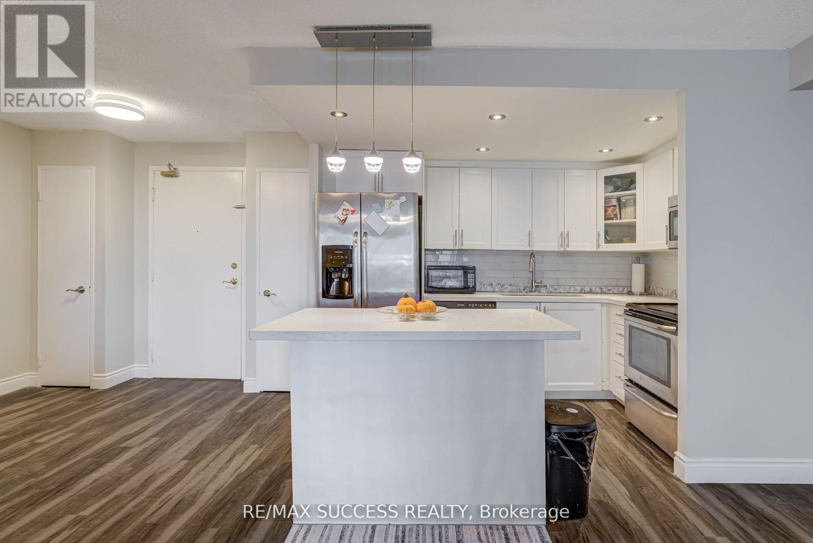 713 - 145 Hillcrest Avenue, Mississauga, ON - Indoor Photo Showing Kitchen With Upgraded Kitchen