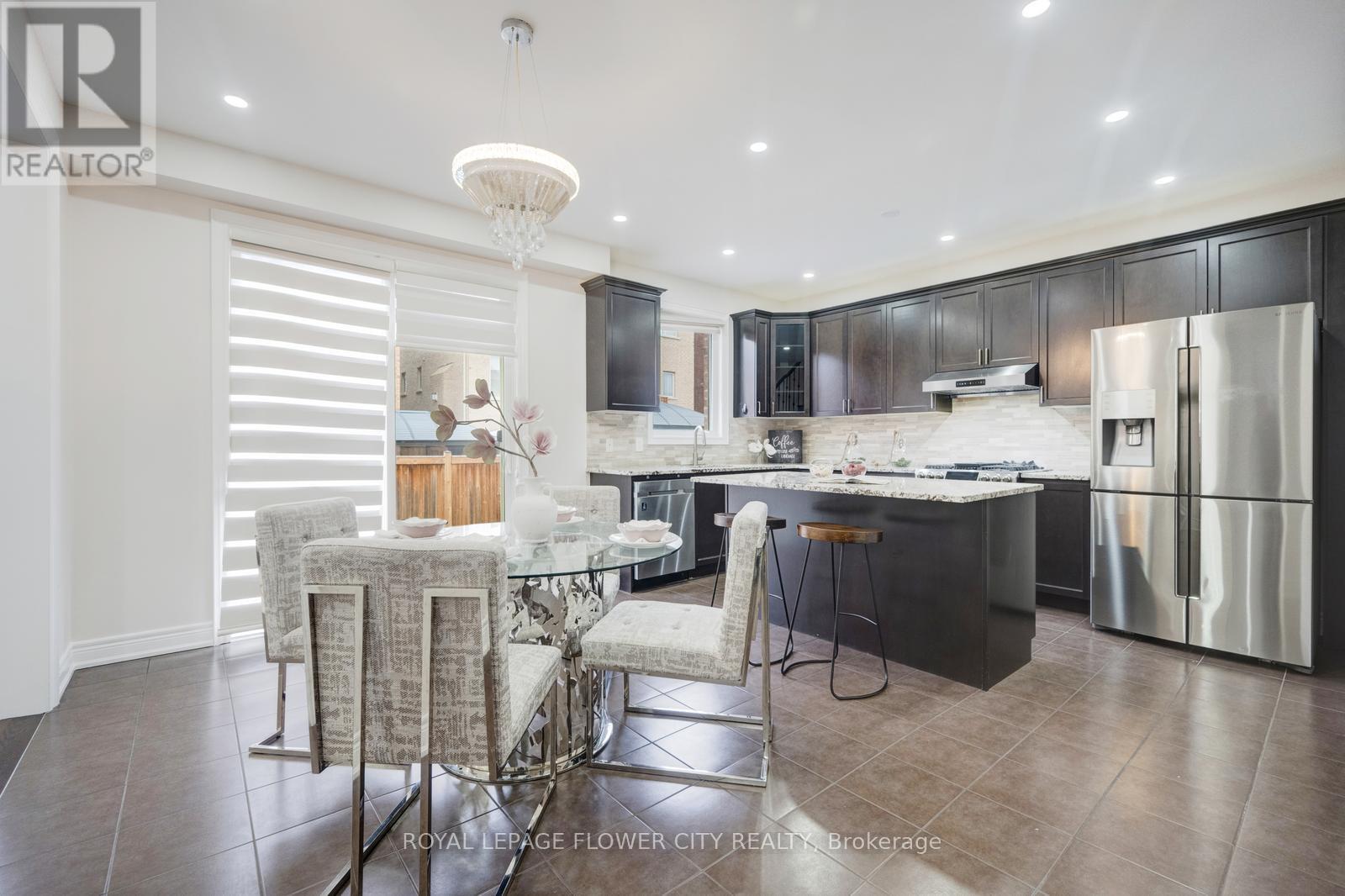 6 Villadowns Trail, Brampton, ON - Indoor Photo Showing Kitchen With Upgraded Kitchen