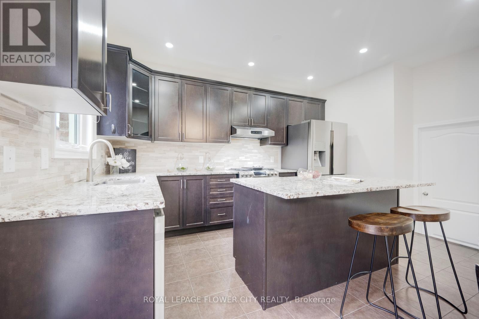 6 Villadowns Trail, Brampton, ON - Indoor Photo Showing Kitchen With Upgraded Kitchen