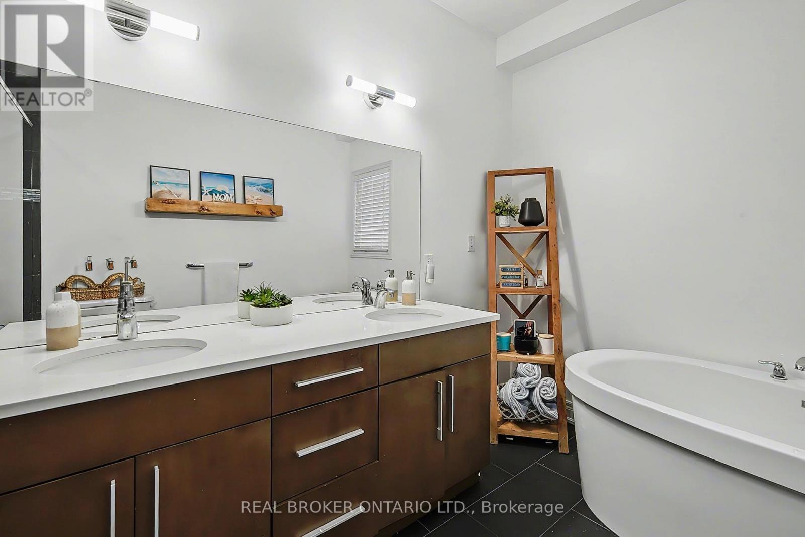 219 Walker Street, Cambridge, ON - Indoor Photo Showing Bathroom