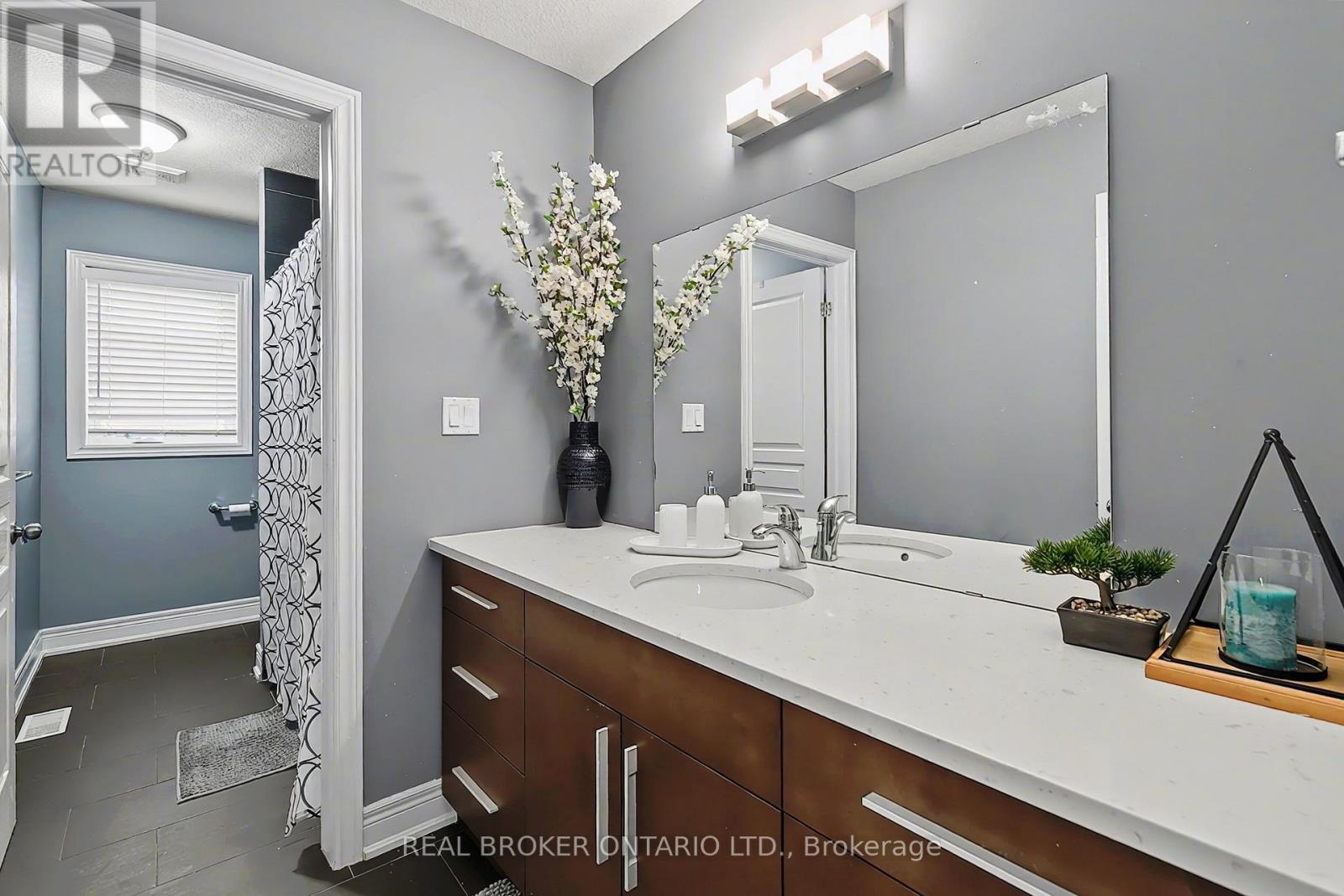219 Walker Street, Cambridge, ON - Indoor Photo Showing Bathroom