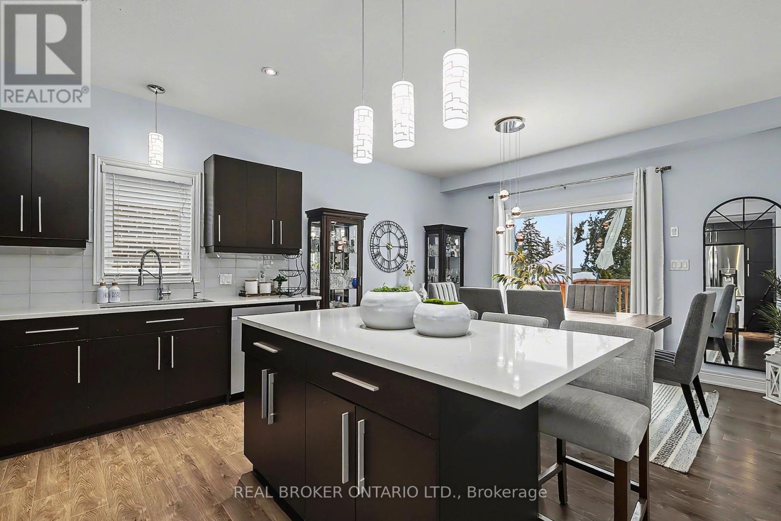 219 Walker Street, Cambridge, ON - Indoor Photo Showing Kitchen With Upgraded Kitchen
