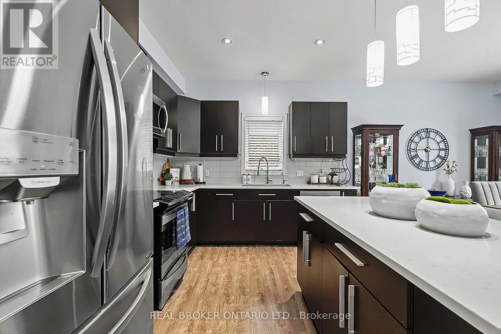 219 Walker Street, Cambridge, ON - Indoor Photo Showing Kitchen With Upgraded Kitchen