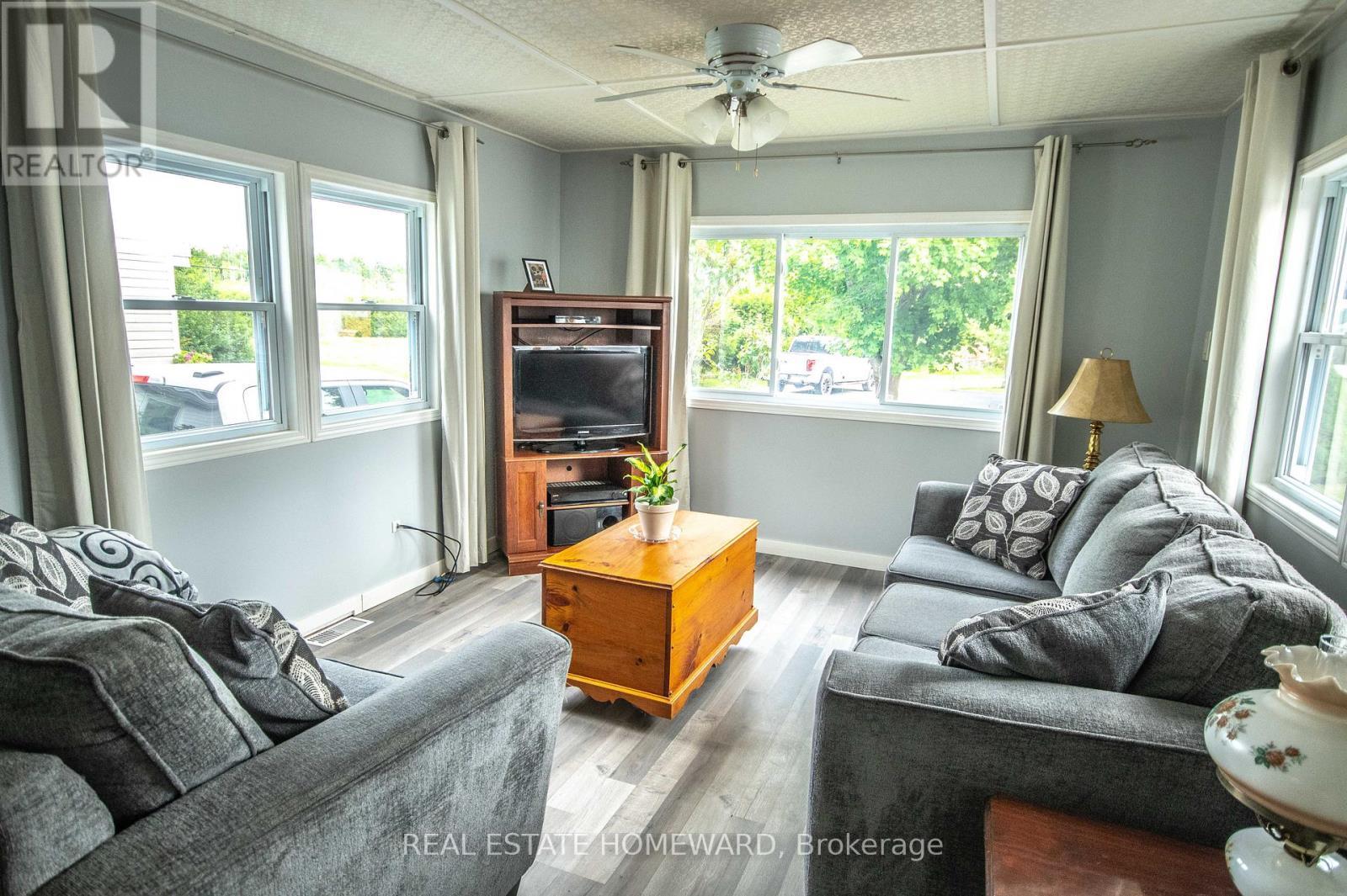 36B - 2244 Heritage Line, Otonabee-South Monaghan, ON - Indoor Photo Showing Living Room