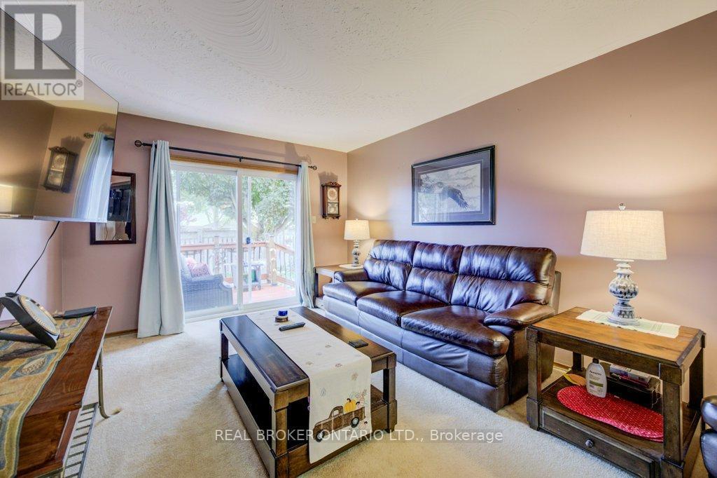 87 Southwood Drive, Cambridge, ON - Indoor Photo Showing Living Room