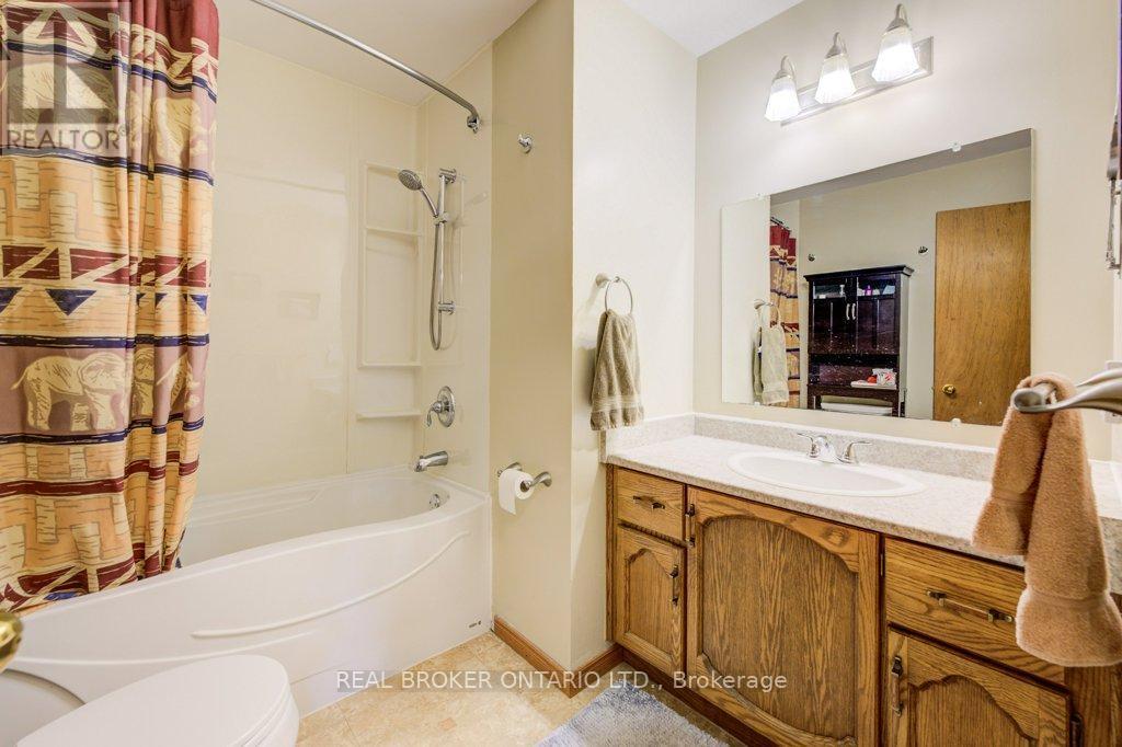 87 Southwood Drive, Cambridge, ON - Indoor Photo Showing Bathroom