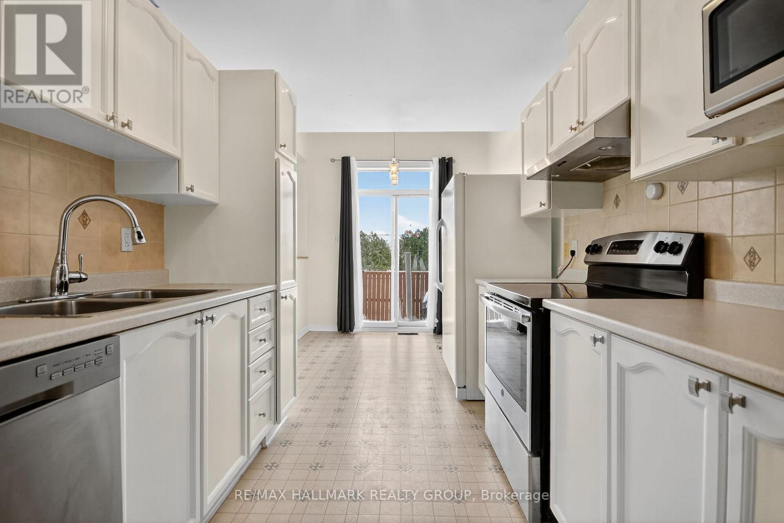 1505 Demeter Street, Ottawa, ON - Indoor Photo Showing Kitchen With Double Sink