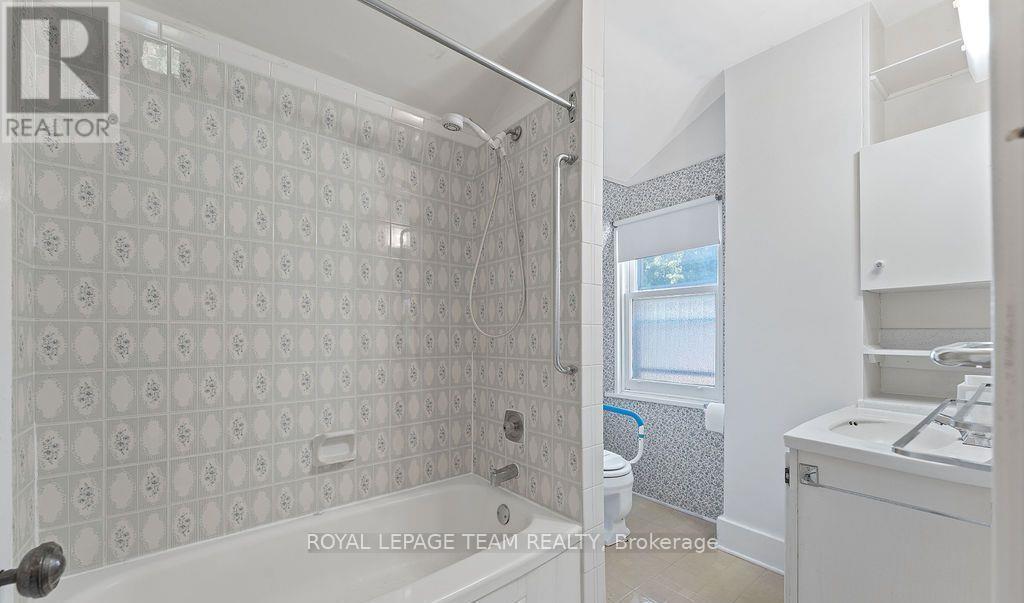 472 Edison Avenue, Ottawa, ON - Indoor Photo Showing Laundry Room