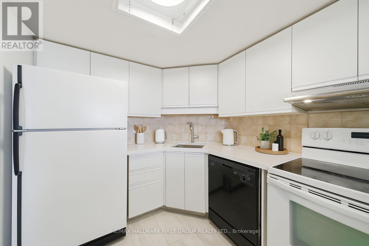 908 - 150 Alton Towers Circle, Toronto (Milliken), ON - Indoor Photo Showing Kitchen