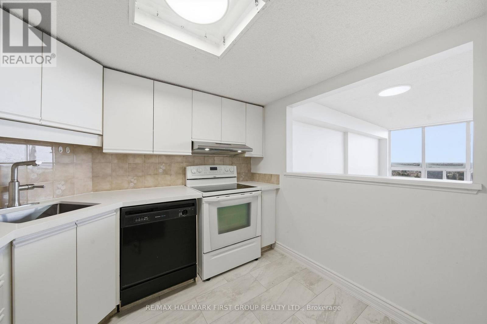 908 - 150 Alton Towers Circle, Toronto (Milliken), ON - Indoor Photo Showing Kitchen