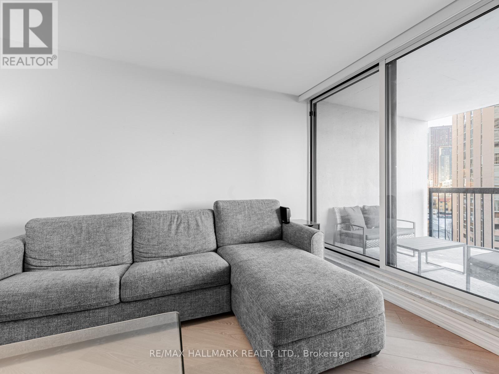 902 - 77 Maitland Place, Toronto, ON - Indoor Photo Showing Living Room