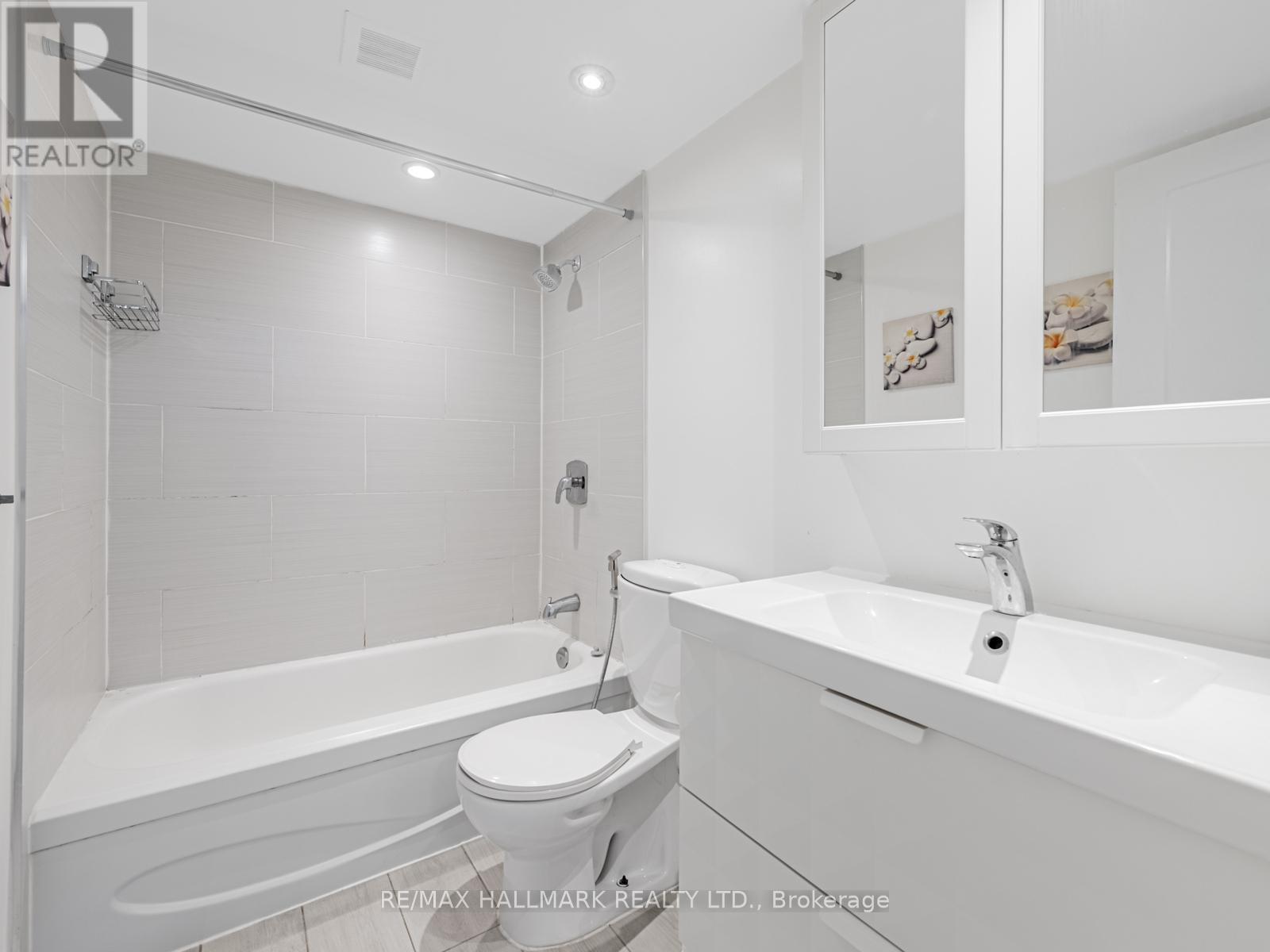 902 - 77 Maitland Place, Toronto, ON - Indoor Photo Showing Bathroom