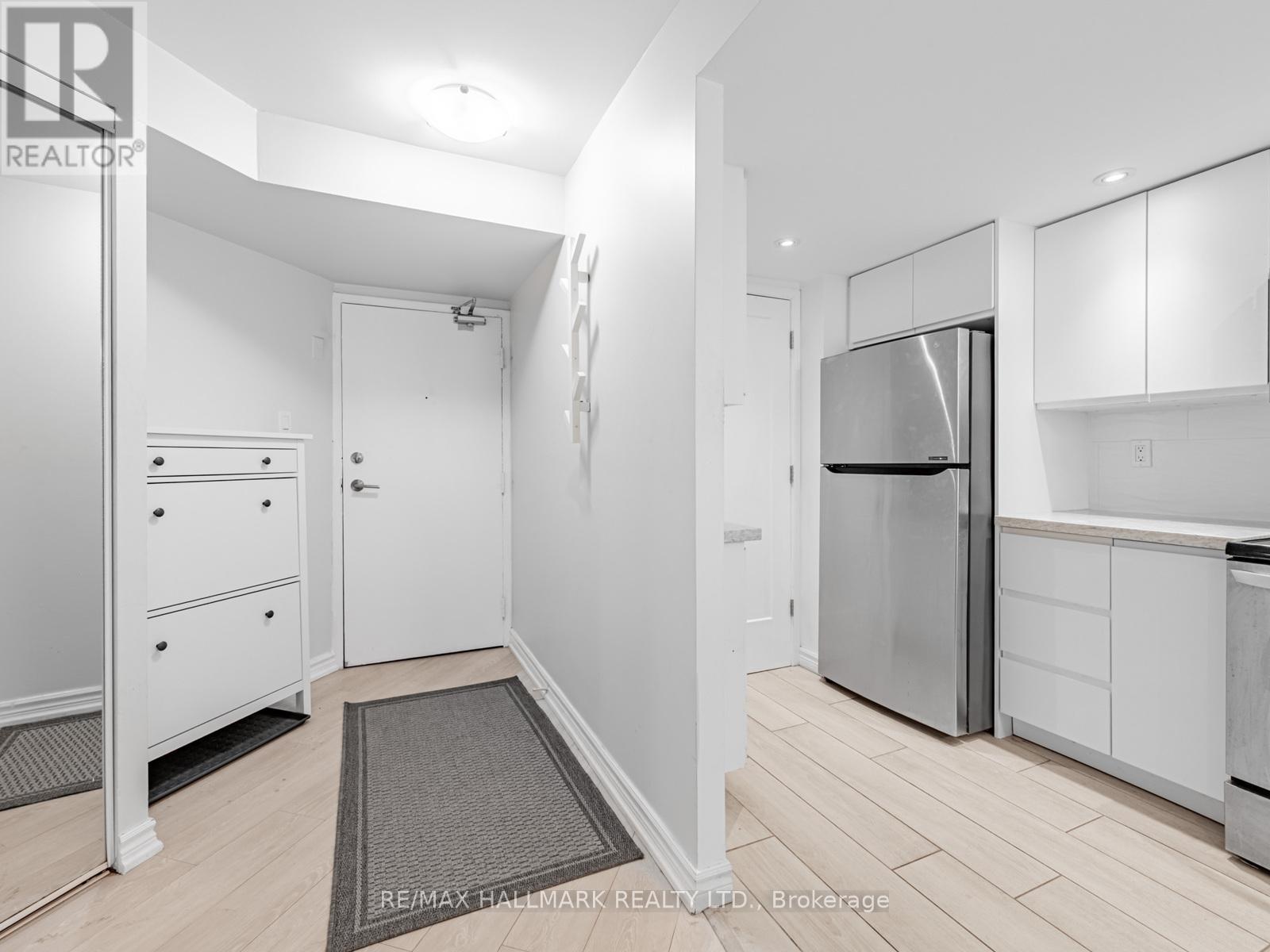 902 - 77 Maitland Place, Toronto, ON - Indoor