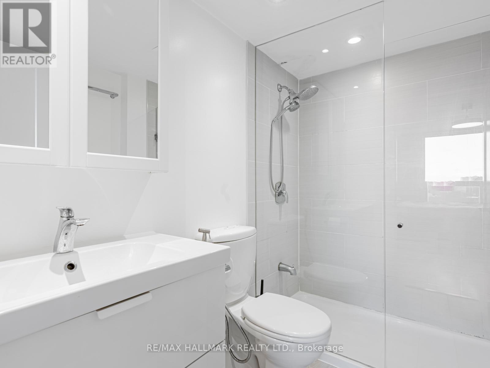 902 - 77 Maitland Place, Toronto, ON - Indoor Photo Showing Bathroom