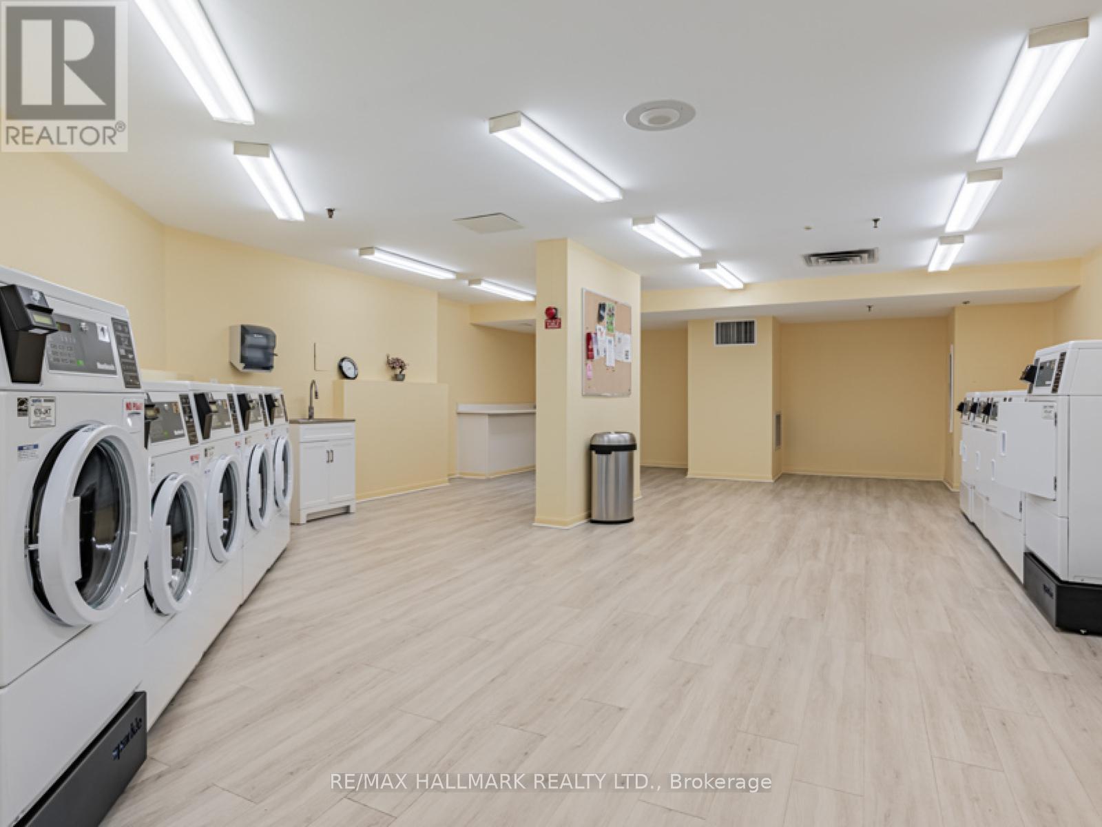 902 - 77 Maitland Place, Toronto, ON - Indoor Photo Showing Laundry Room