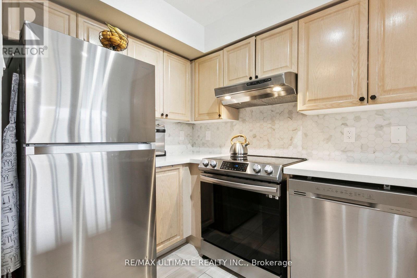 Ph14 - 300 Balliol Street, Toronto, ON - Indoor Photo Showing Kitchen With Upgraded Kitchen