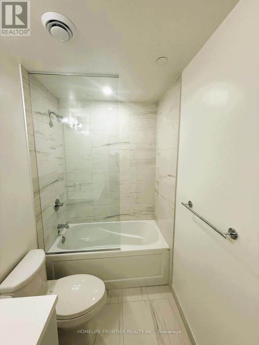 3510 - 8 Interchange Way S, Vaughan, ON - Indoor Photo Showing Bathroom