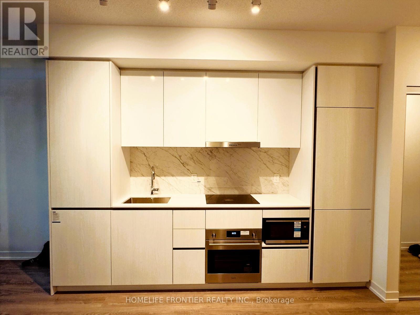 3510 - 8 Interchange Way S, Vaughan, ON - Indoor Photo Showing Kitchen