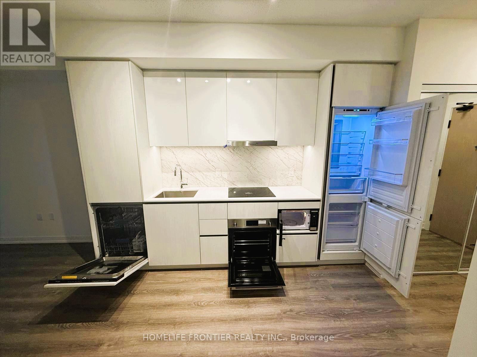 3510 - 8 Interchange Way S, Vaughan, ON - Indoor Photo Showing Kitchen