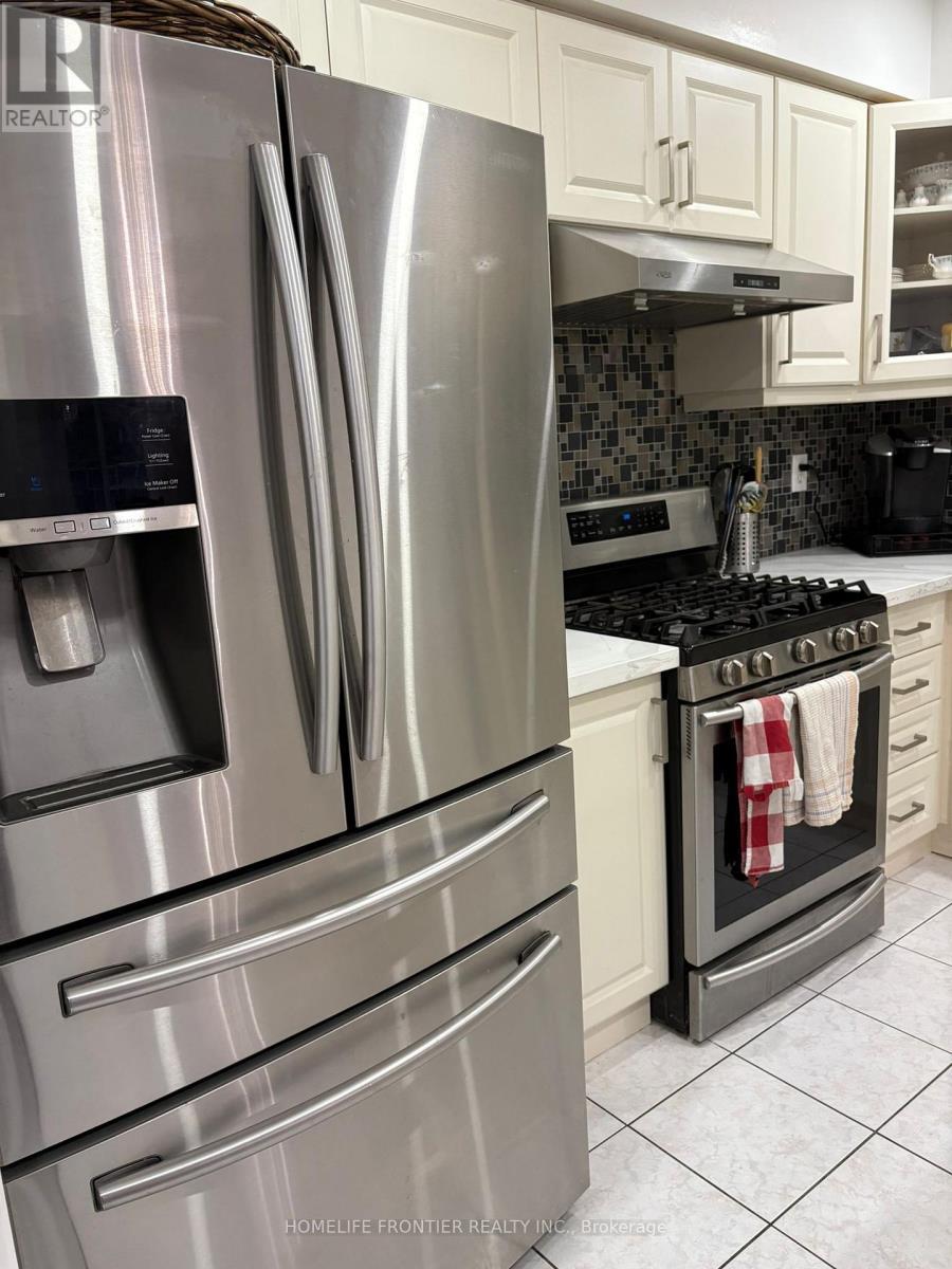 106 Casabel Drive W, Vaughan, ON - Indoor Photo Showing Kitchen