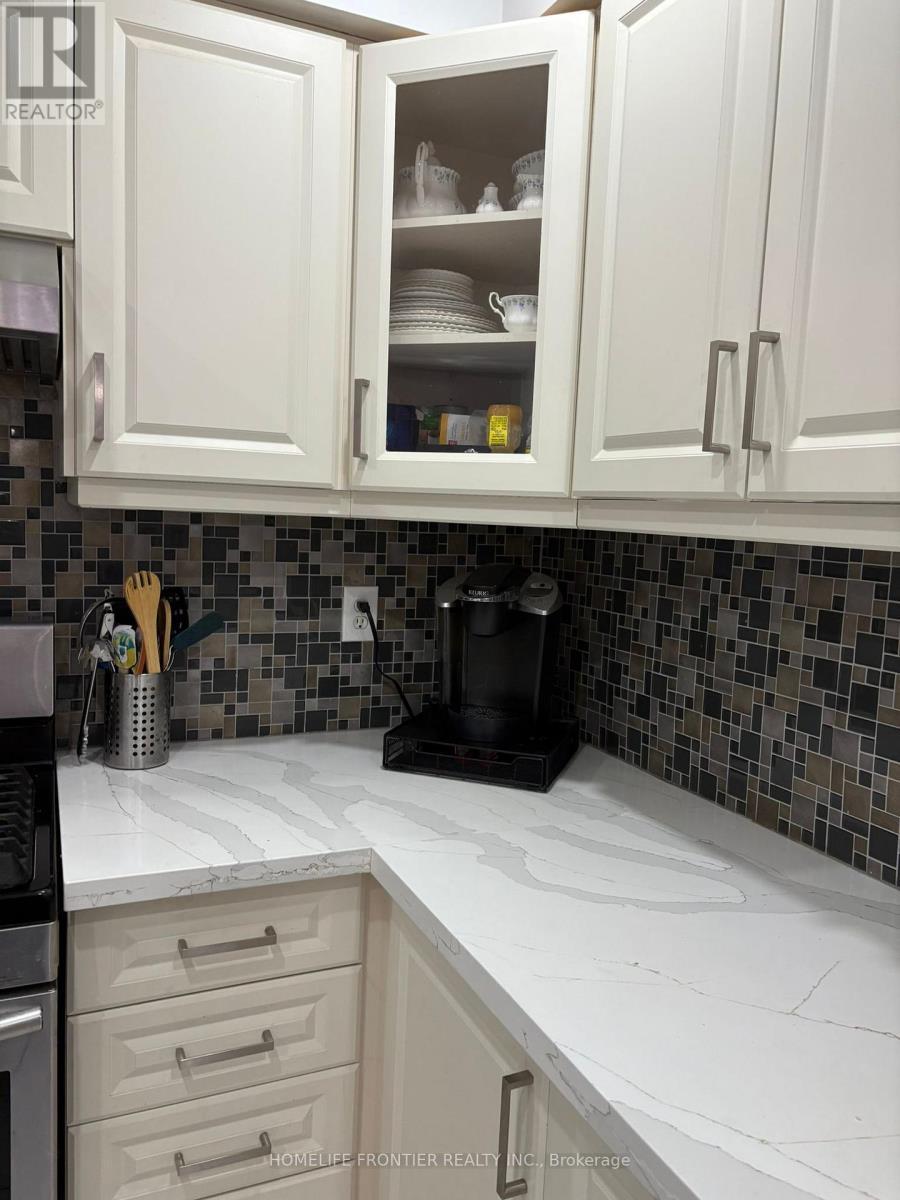 106 Casabel Drive W, Vaughan, ON - Indoor Photo Showing Kitchen