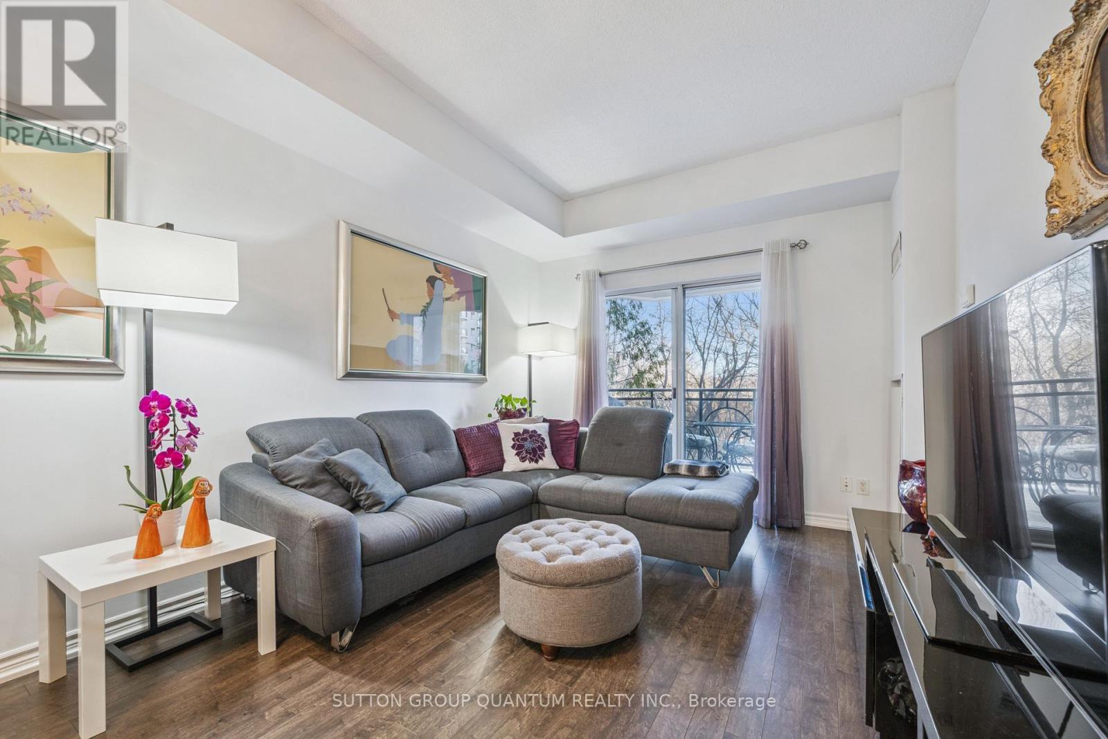 213 - 8 Maison Parc Court, Vaughan, ON - Indoor Photo Showing Living Room