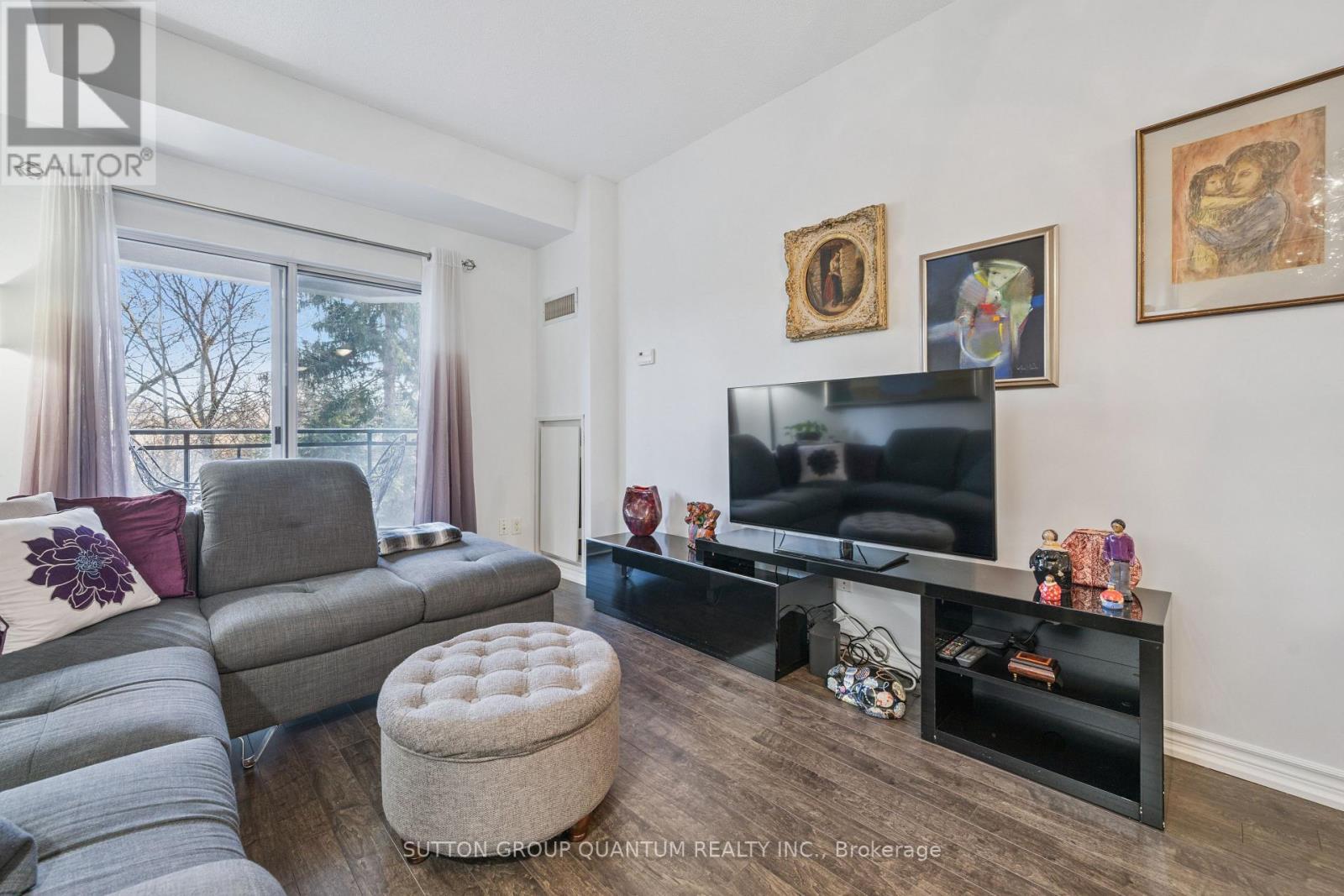 213 - 8 Maison Parc Court, Vaughan, ON - Indoor Photo Showing Living Room
