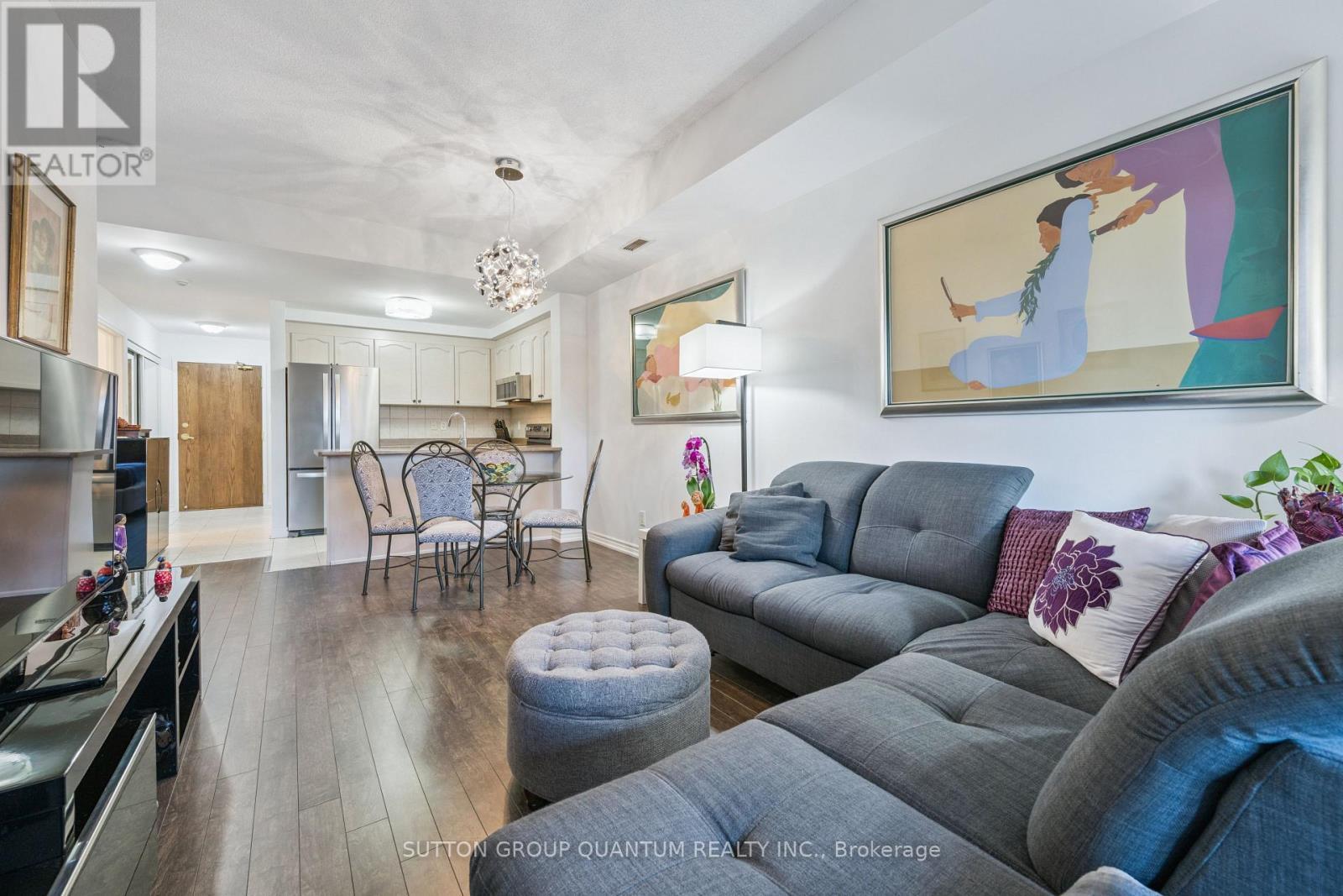 213 - 8 Maison Parc Court, Vaughan, ON - Indoor Photo Showing Living Room