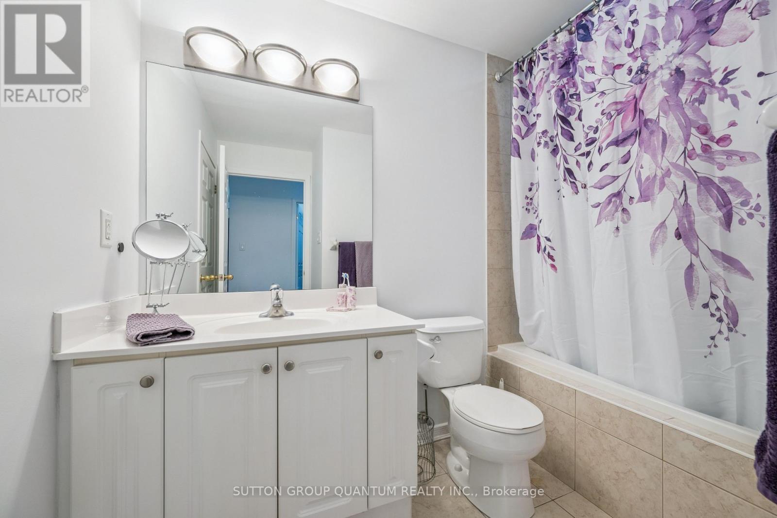 213 - 8 Maison Parc Court, Vaughan, ON - Indoor Photo Showing Bathroom