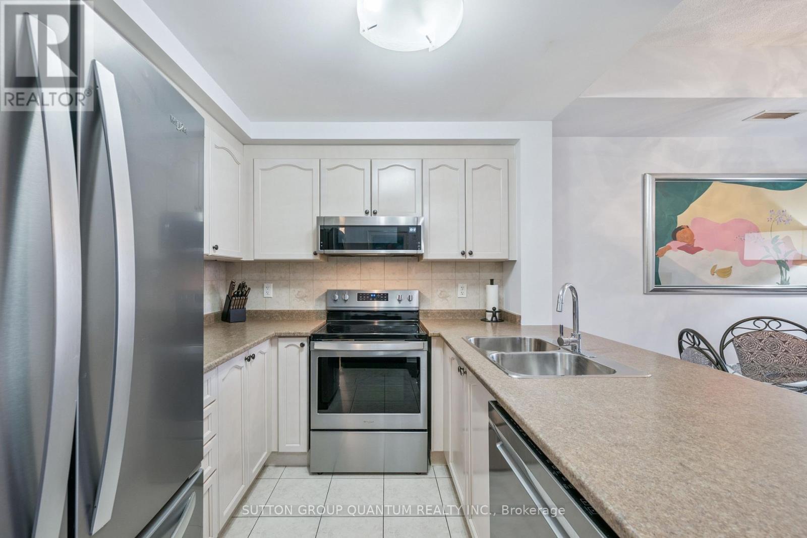 213 - 8 Maison Parc Court, Vaughan, ON - Indoor Photo Showing Kitchen With Double Sink