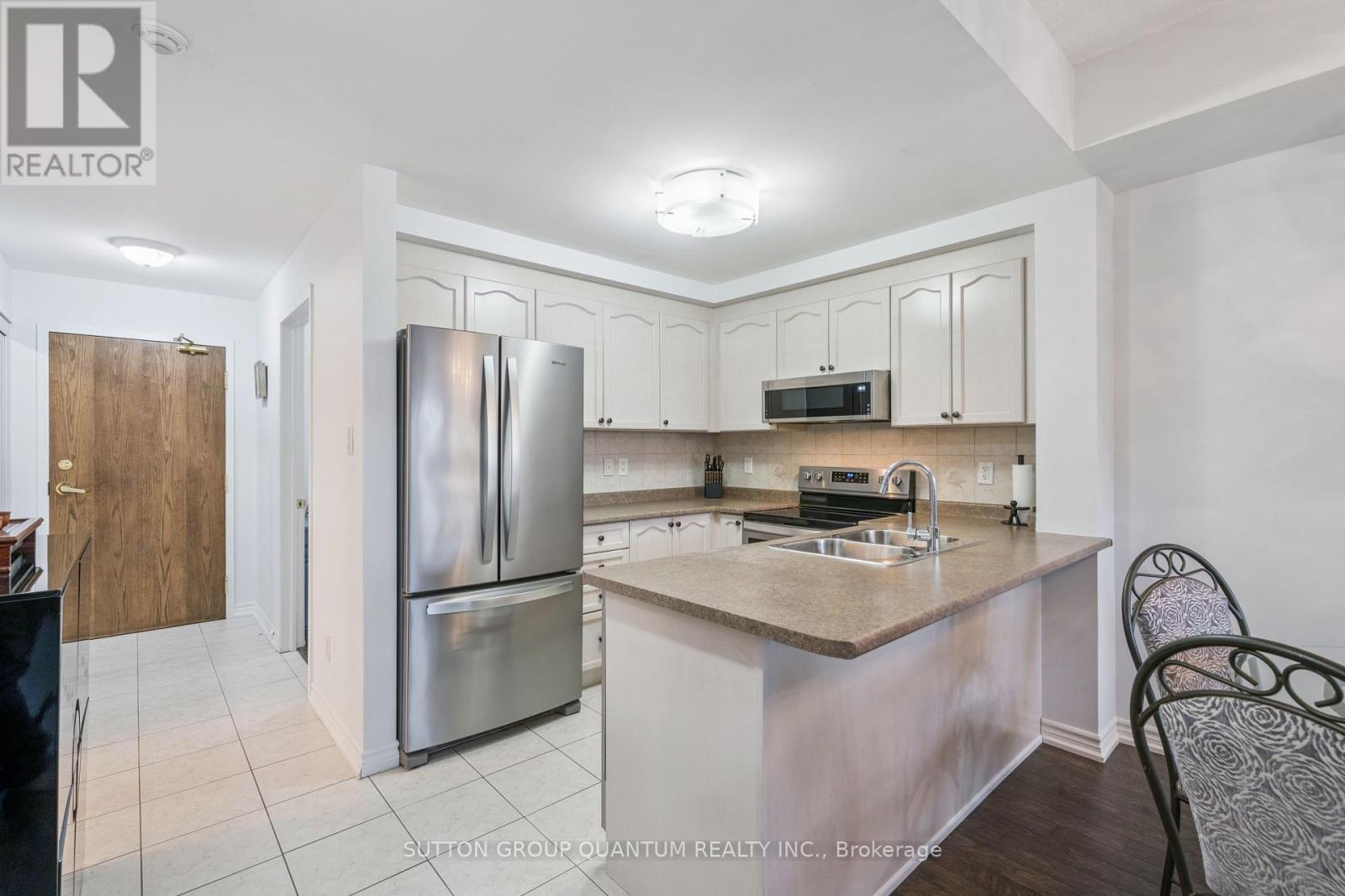 213 - 8 Maison Parc Court, Vaughan, ON - Indoor Photo Showing Kitchen With Double Sink