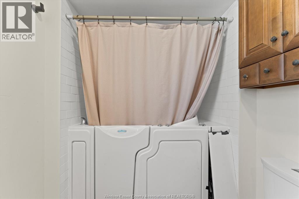 77 Maple Avenue, Amherstburg, ON - Indoor Photo Showing Laundry Room