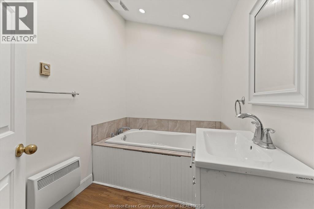 77 Maple Avenue, Amherstburg, ON - Indoor Photo Showing Bathroom