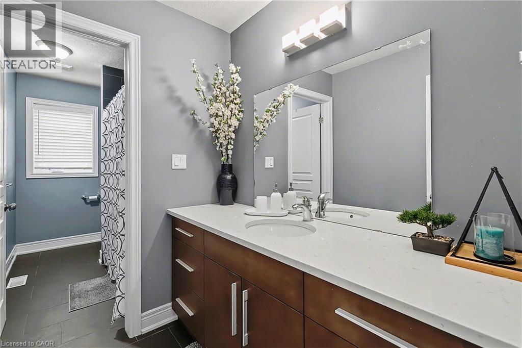 219 Walker Street, Cambridge, ON - Indoor Photo Showing Bathroom