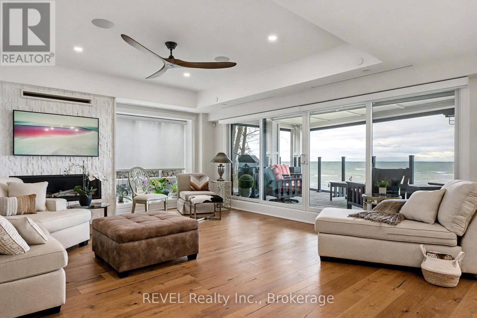 101 - 10 Dalhousie Avenue, St. Catharines (Port Dalhousie), ON - Indoor Photo Showing Living Room