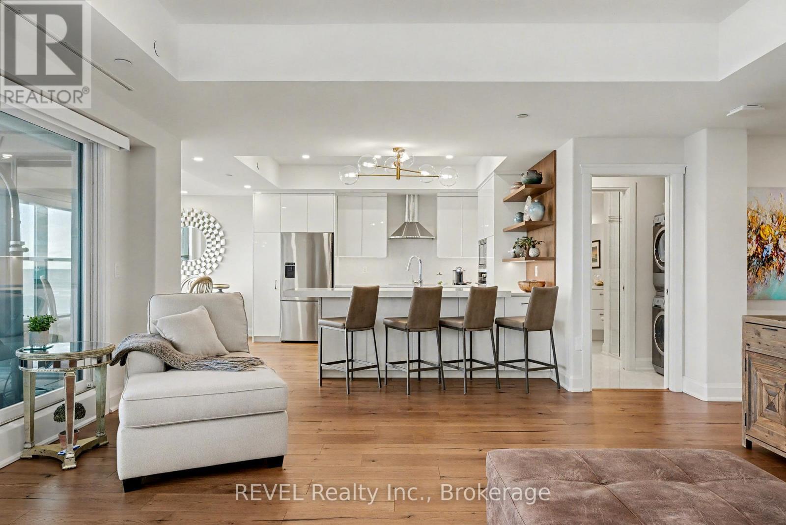 101 - 10 Dalhousie Avenue, St. Catharines (Port Dalhousie), ON - Indoor Photo Showing Living Room
