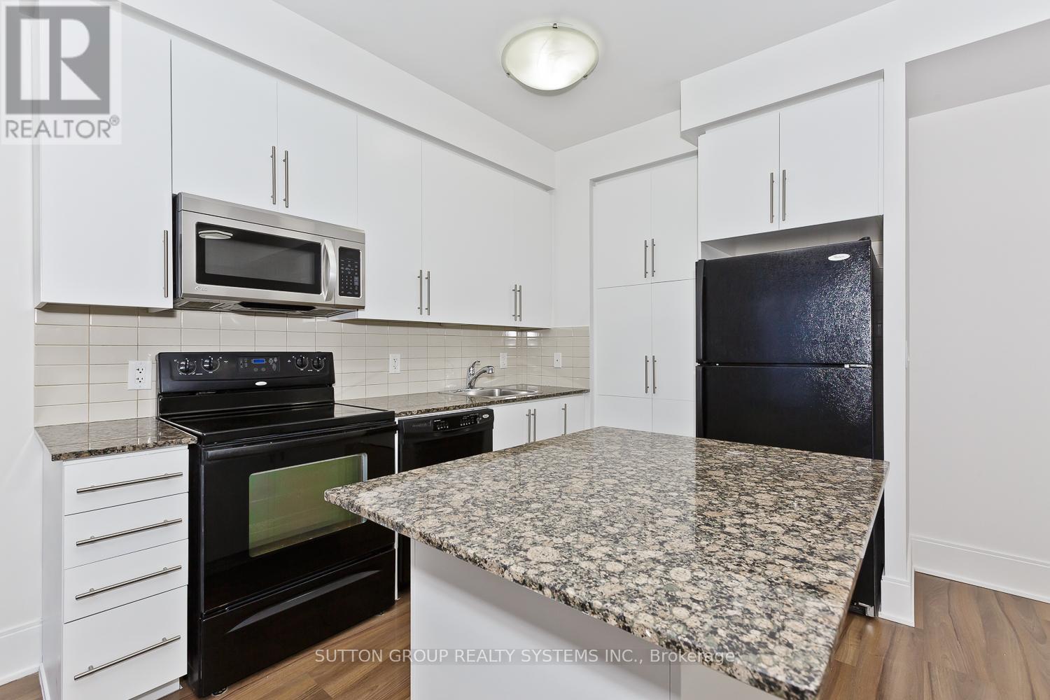 1605 - 330 Burnhamthorpe Road W, Mississauga, ON - Indoor Photo Showing Kitchen