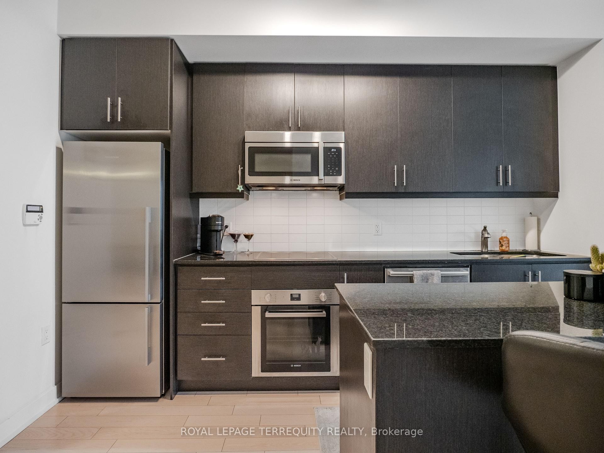1009-1 The Esplanade N/A, Toronto, ON - Indoor Photo Showing Kitchen