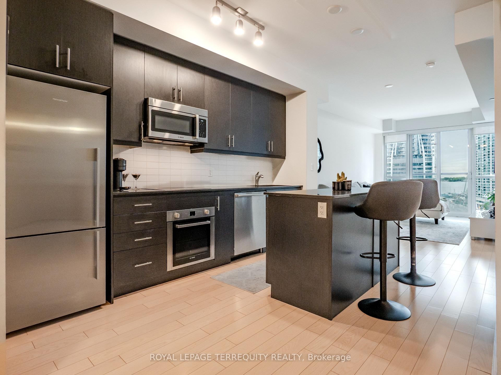 1009-1 The Esplanade N/A, Toronto, ON - Indoor Photo Showing Kitchen With Upgraded Kitchen