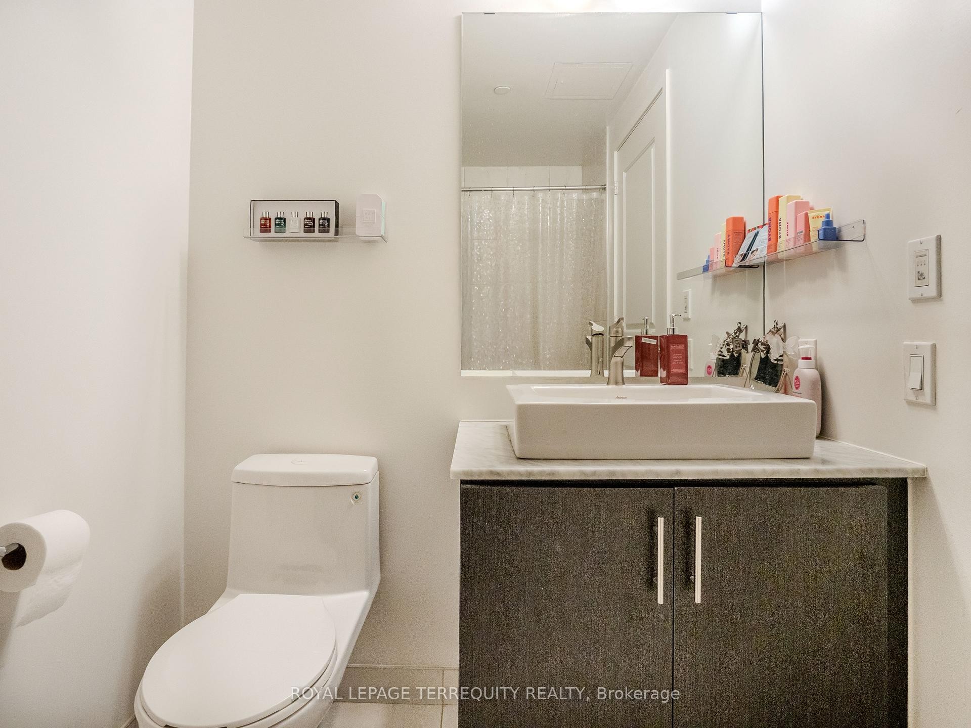 1009-1 The Esplanade N/A, Toronto, ON - Indoor Photo Showing Bathroom