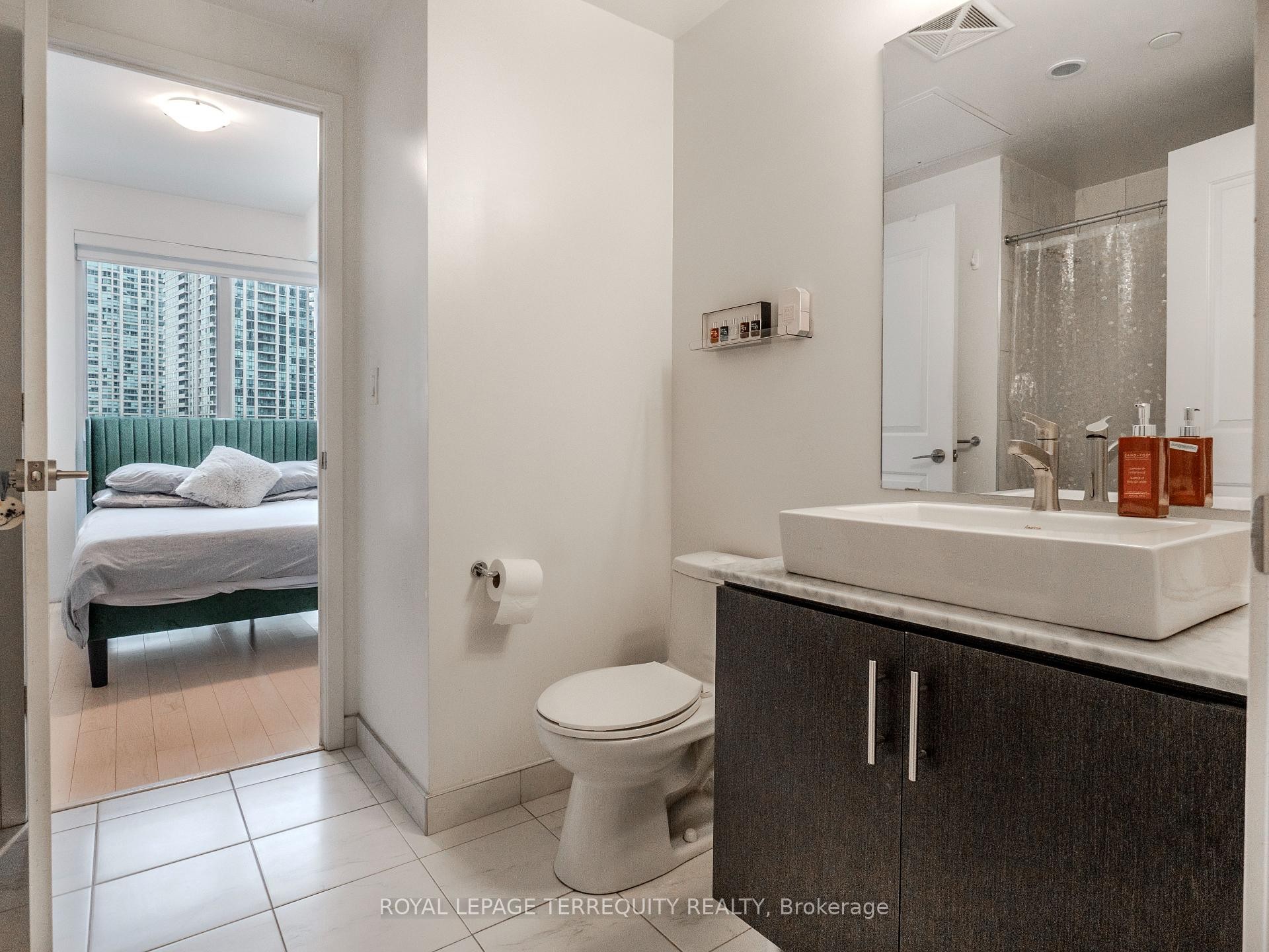 1009-1 The Esplanade N/A, Toronto, ON - Indoor Photo Showing Bathroom