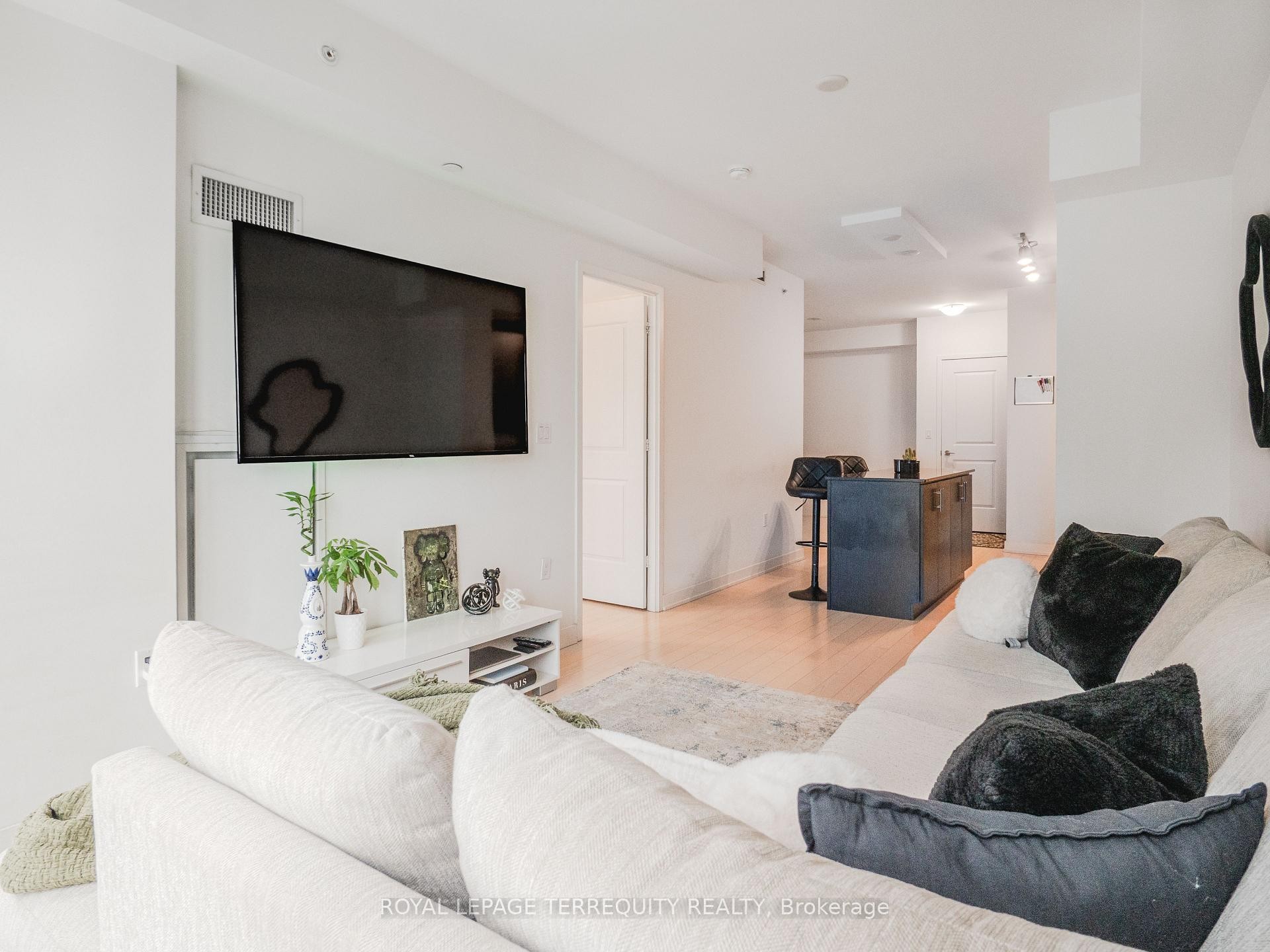 1009-1 The Esplanade N/A, Toronto, ON - Indoor Photo Showing Other Room