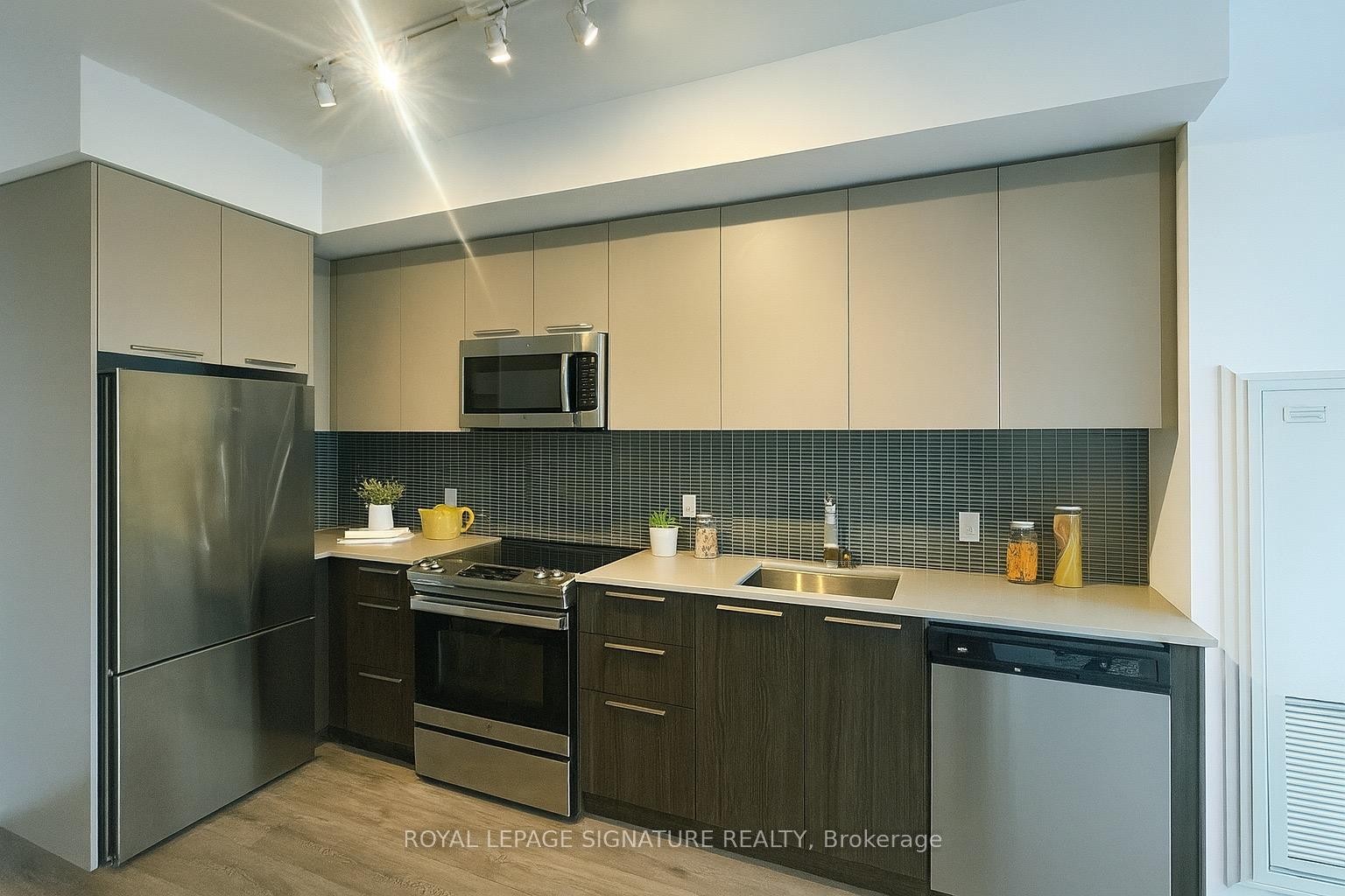 602-4208 Dundas Street W, Toronto, ON - Indoor Photo Showing Kitchen With Upgraded Kitchen