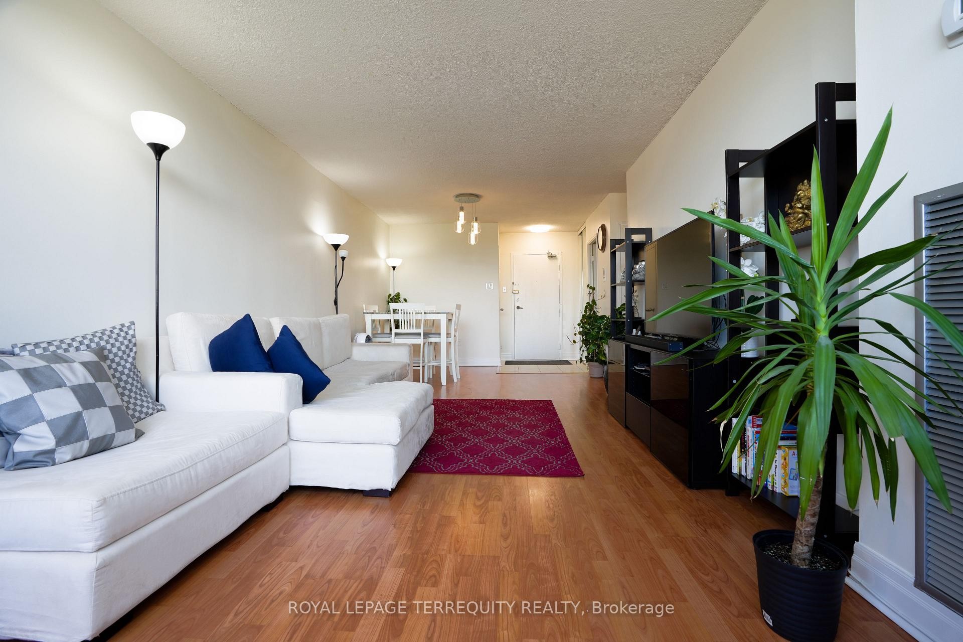 609-25 Silver Springs Boulevard, Toronto, ON - Indoor Photo Showing Living Room