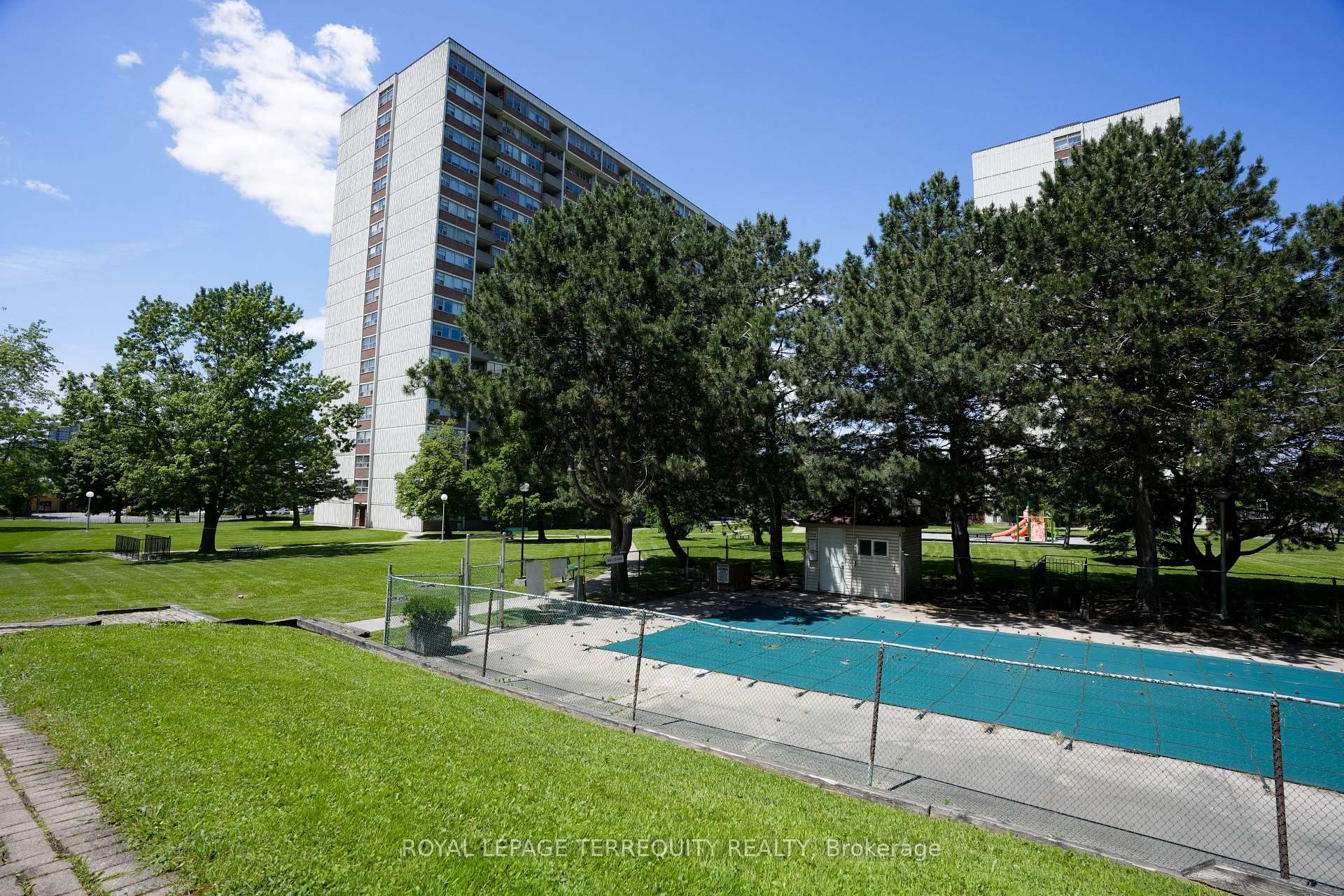 609-25 Silver Springs Boulevard, Toronto, ON - Outdoor With In Ground Pool