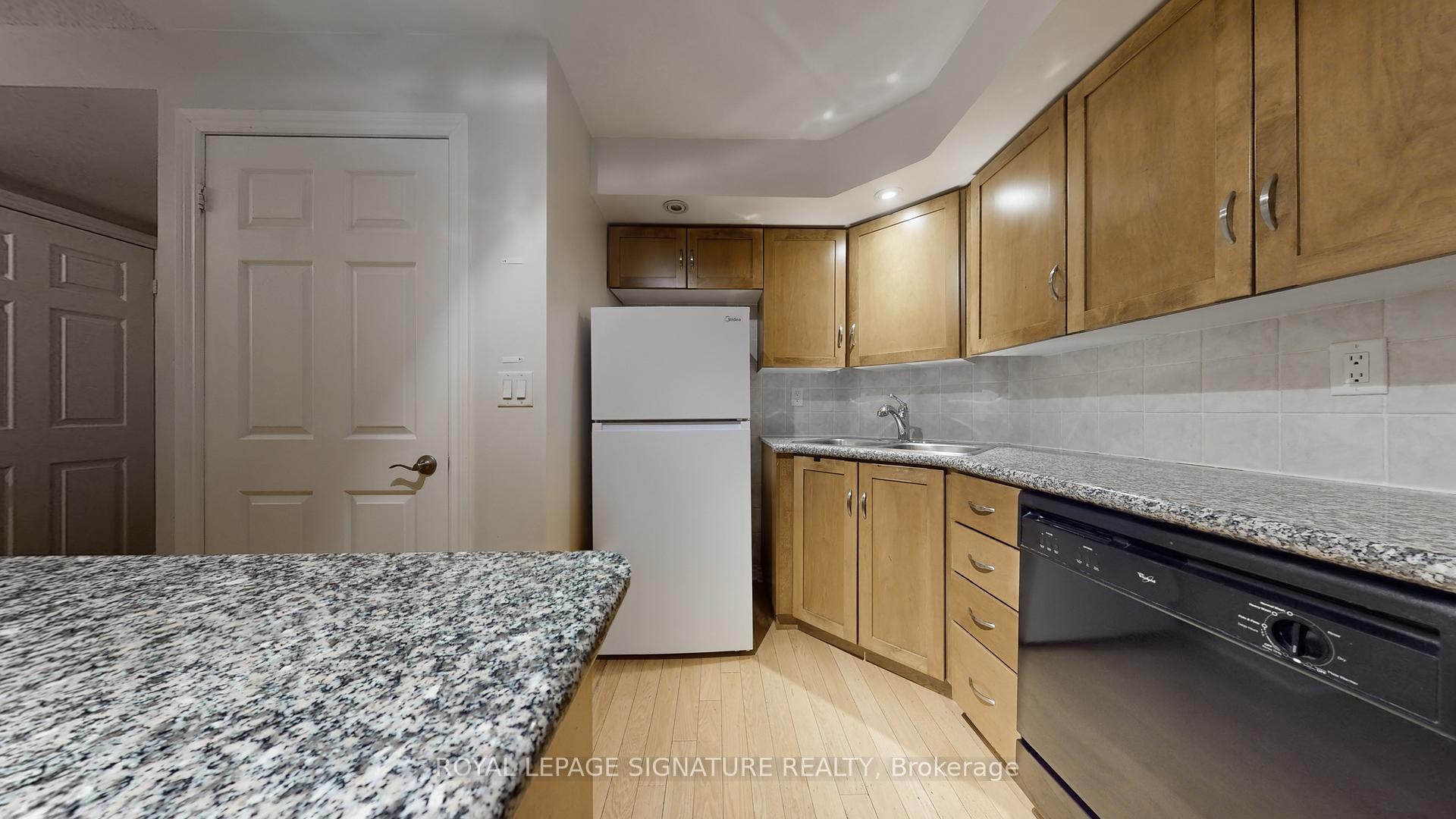 1030-250 Wellington Street W, Toronto, ON - Indoor Photo Showing Kitchen