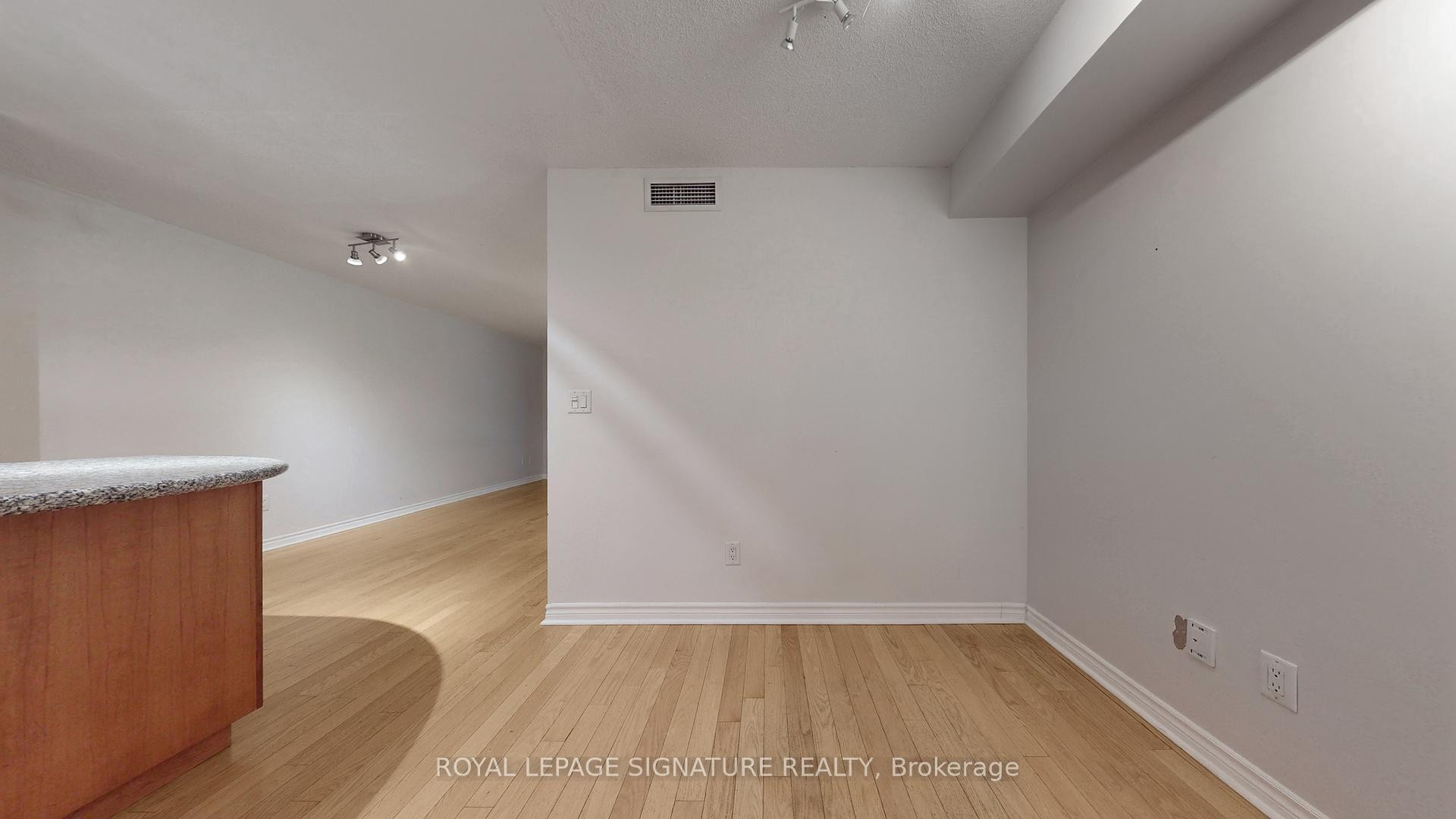 1030-250 Wellington Street W, Toronto, ON - Indoor Photo Showing Other Room
